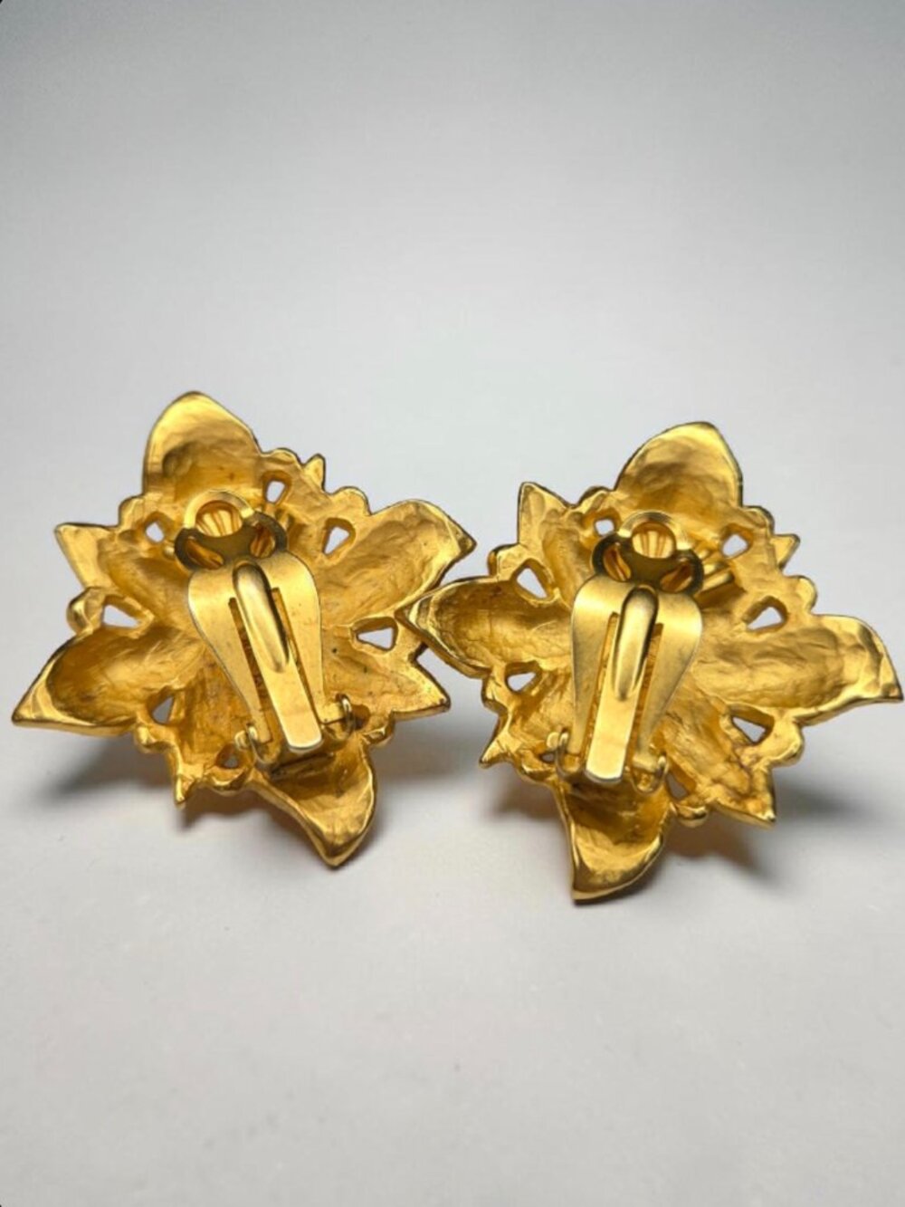 KARL LAGERFELD Vintage 1980's Matte Gold Baroque Pearl Clip-on Earrings - Picture 4 of 6